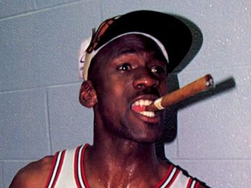 Michael Jordan celebra 'puro en boca' su tercer anillo consecutivo en 1993 Michael Jordan celebra 'puro en boca' su tercer anillo consecutivo en 1993
