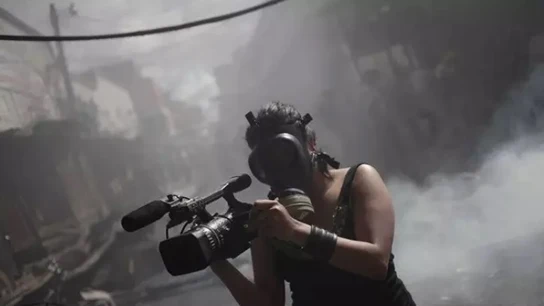 Imagen de archivo de una reportera en una zona de conflicto Imagen de archivo de una reportera en una zona de conflicto