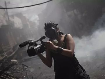 Imagen de archivo de una reportera en una zona de conflicto Imagen de archivo de una reportera en una zona de conflicto