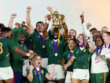 Siya Kolisi levanta el Mundial de rugby Siya Kolisi levanta el Mundial de rugby