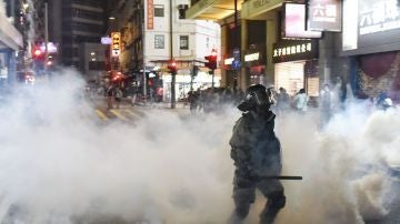 La Policía de Hong Kong disipa con gases lacrimógenos una nueva manifestación