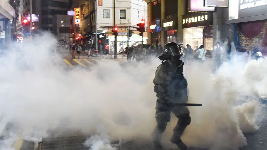 La Policía de Hong Kong disipa con gases lacrimógenos una nueva manifestación