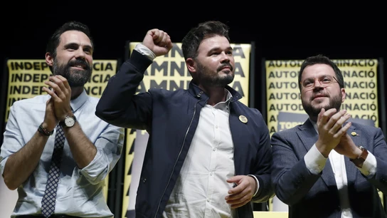 El cabeza de lista al Congreso por ERC, Gabriel Rufián (c), junto al vicepresidente de la Generalitat, Pere Aragonés (d), y el presidente del Parlament de Cataluña, Roger Torrent (i), durante el acto de inicio de campaña para las elecciones generales en Barcelona. El cabeza de lista al Congreso por ERC, Gabriel Rufián (c), junto al vicepresidente de la Generalitat, Pere Aragonés (d), y el presidente del Parlament de Cataluña, Roger Torrent (i), durante el acto de inicio de campaña para las elecciones generales en Barcelona.