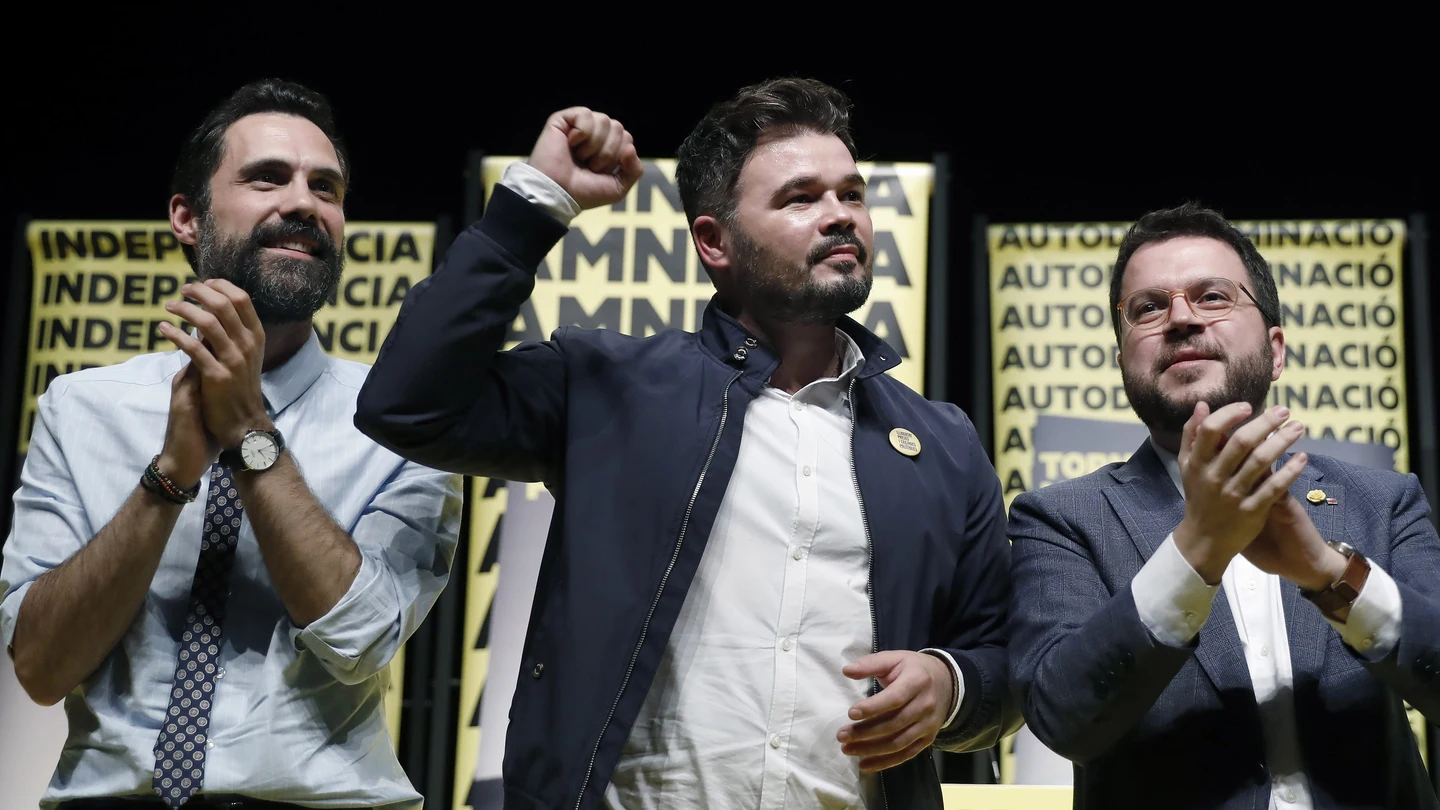 El cabeza de lista al Congreso por ERC, Gabriel Rufián (c), junto al vicepresidente de la Generalitat, Pere Aragonés (d), y el presidente del Parlament de Cataluña, Roger Torrent (i), durante el acto de inicio de campaña para las elecciones generales en Barcelona. El cabeza de lista al Congreso por ERC, Gabriel Rufián (c), junto al vicepresidente de la Generalitat, Pere Aragonés (d), y el presidente del Parlament de Cataluña, Roger Torrent (i), durante el acto de inicio de campaña para las elecciones generales en Barcelona.
