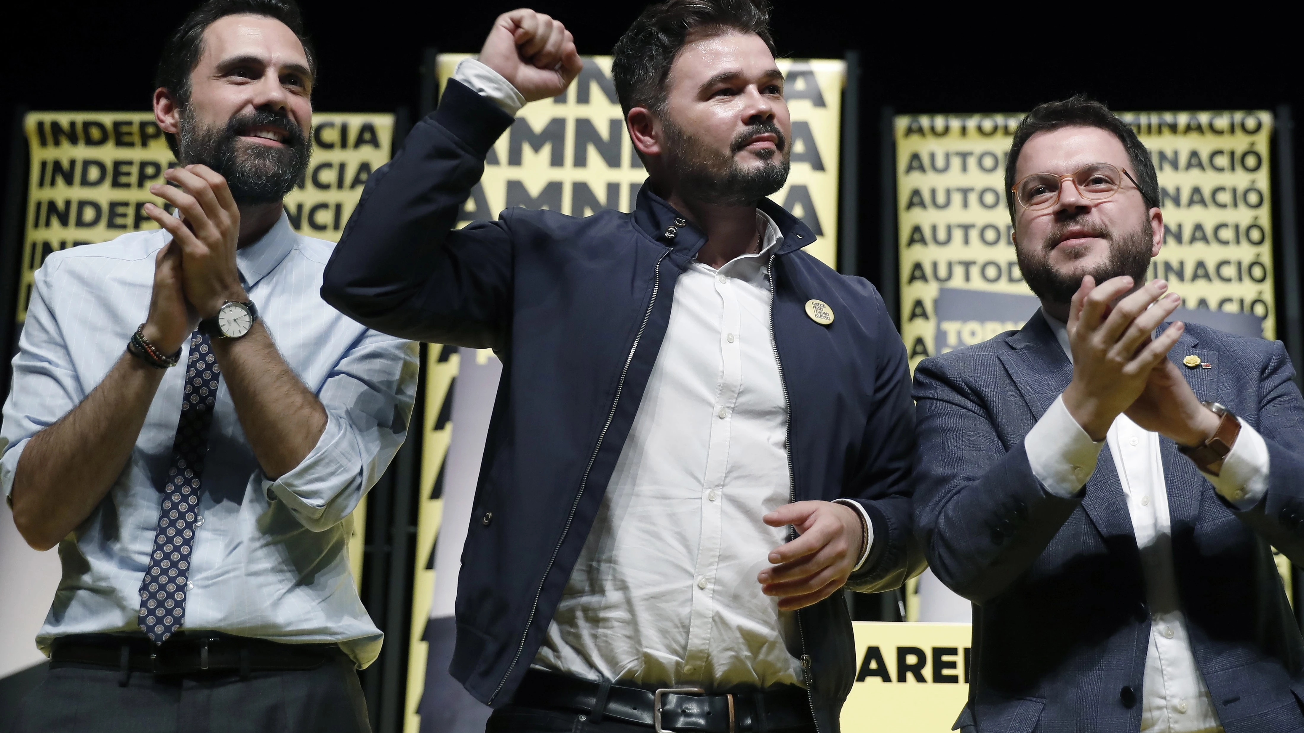 El cabeza de lista al Congreso por ERC, Gabriel Rufián (c), junto al vicepresidente de la Generalitat, Pere Aragonés (d), y el presidente del Parlament de Cataluña, Roger Torrent (i), durante el acto de inicio de campaña para las elecciones generales en Barcelona. 