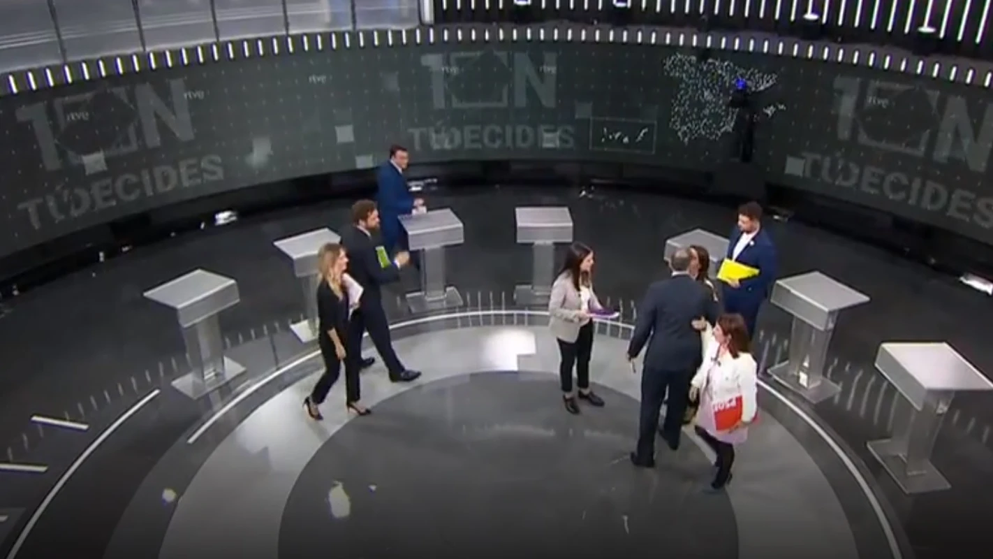 Despedida de Aitor Esteban y Espinosa de los Monteros en el debate de TVE