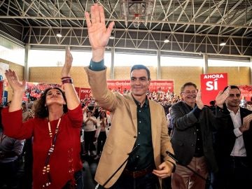 Pedro Sánchez saluda a los asistentes en un mitin en Mislata Pedro Sánchez saluda a los asistentes en un mitin en Mislata