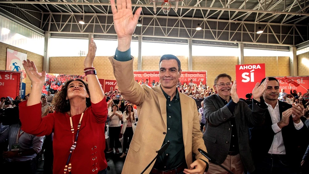 Pedro Sánchez saluda a los asistentes en un mitin en Mislata