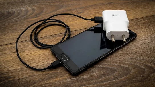 Imagen de un teléfono móvil cargando Imagen de un teléfono móvil cargando