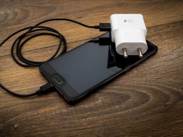 Imagen de un teléfono móvil cargando Imagen de un teléfono móvil cargando