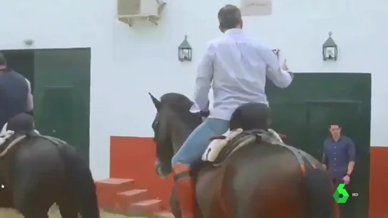 Ortega Smith subido a un caballo al ritmo de Ennio Morricone y otras surrealistas escenas por el 'disputado voto' Ortega Smith subido a un caballo al ritmo de Ennio Morricone y otras surrealistas escenas por el 'disputado voto'
