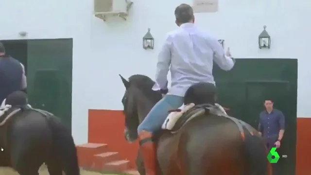 Ortega Smith subido a un caballo al ritmo de Ennio Morricone y otras surrealistas escenas por el 'disputado voto'