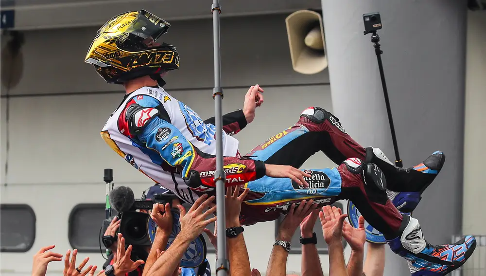 Álex Márquez celebra su titulo de Moto2