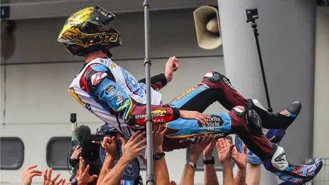 Álex Márquez celebra su titulo de Moto2 Motor