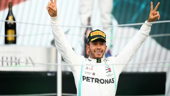 Lewis Hamilton celebra una victoria Lewis Hamilton celebra una victoria