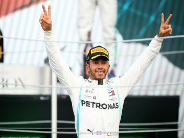 Lewis Hamilton celebra una victoria Lewis Hamilton celebra una victoria