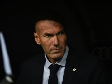 Zidane, en el banquillo Zidane, en el banquillo