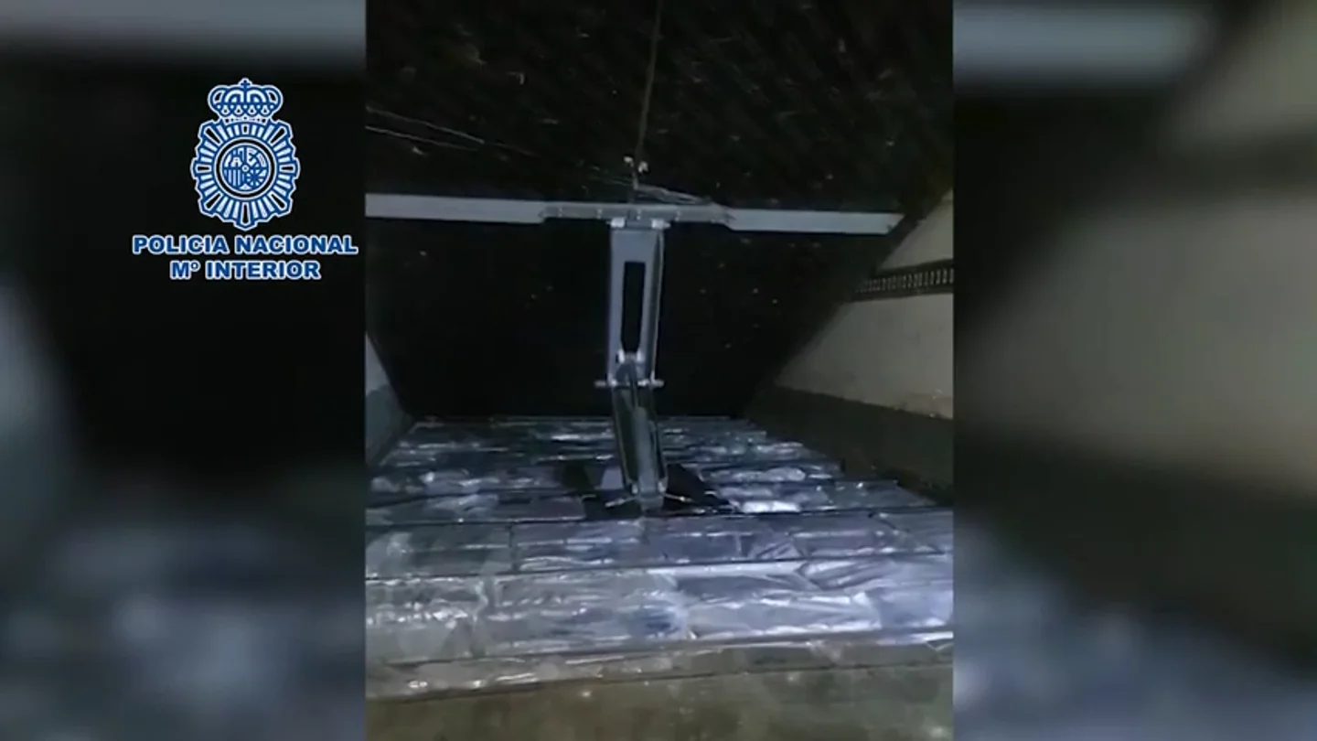 Detenidas 28 personas que usaban un 'narcocamión' en el Campo de Gibraltar Detenidas 28 personas que usaban un 'narcocamión' en el Campo de Gibraltar