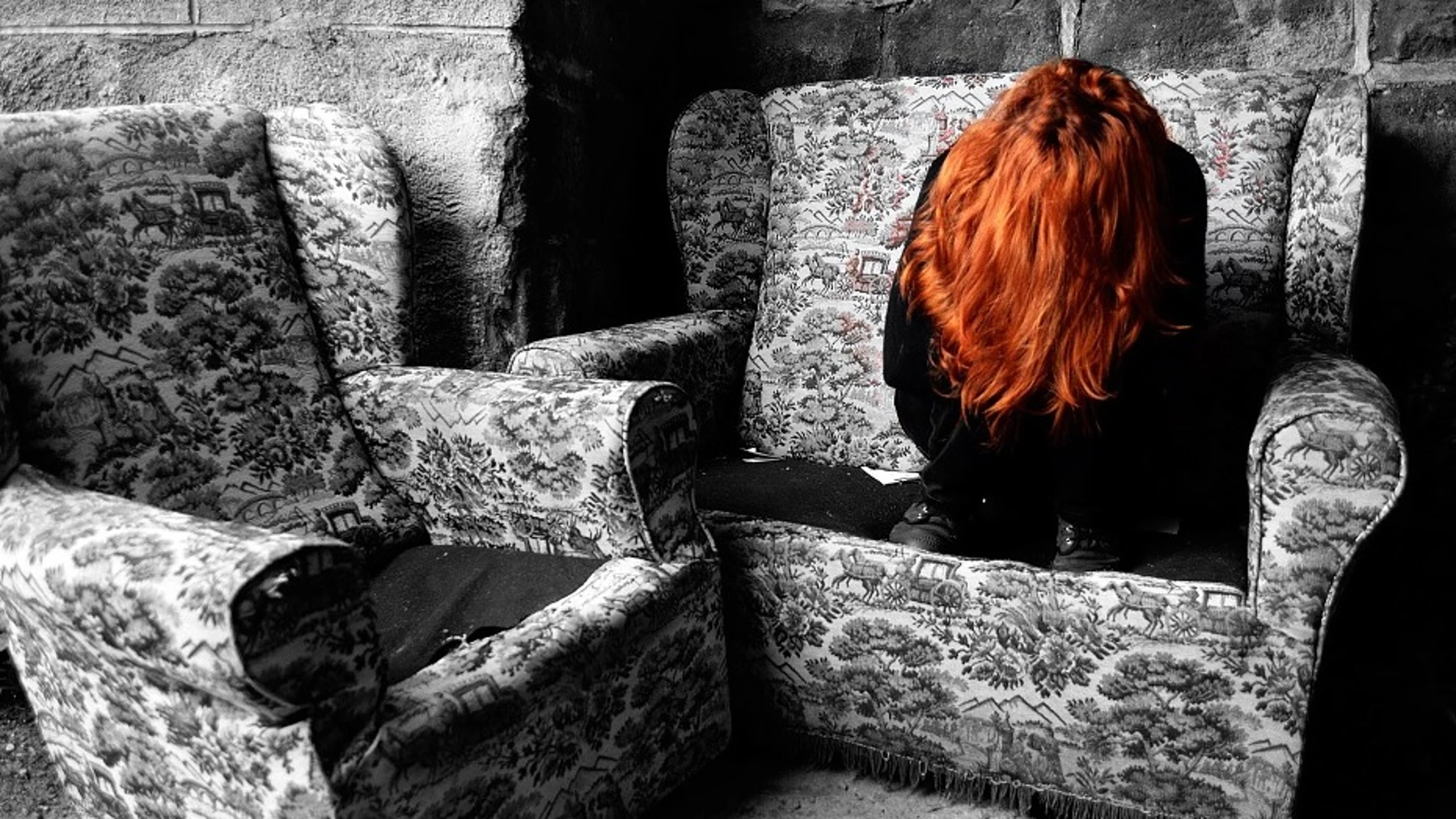 Imagen de archivo de una mujer sobre un sofá