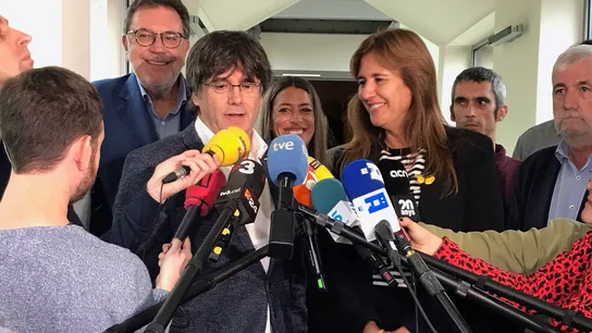 Puigdemont atendiendo a los medios de comunicación. Puigdemont atendiendo a los medios de comunicación.