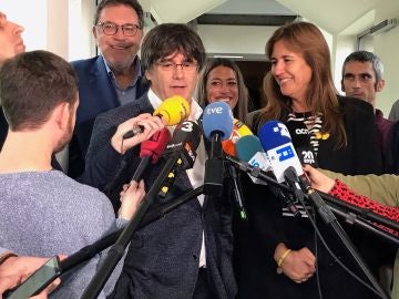 Puigdemont atendiendo a los medios de comunicación. Puigdemont atendiendo a los medios de comunicación.