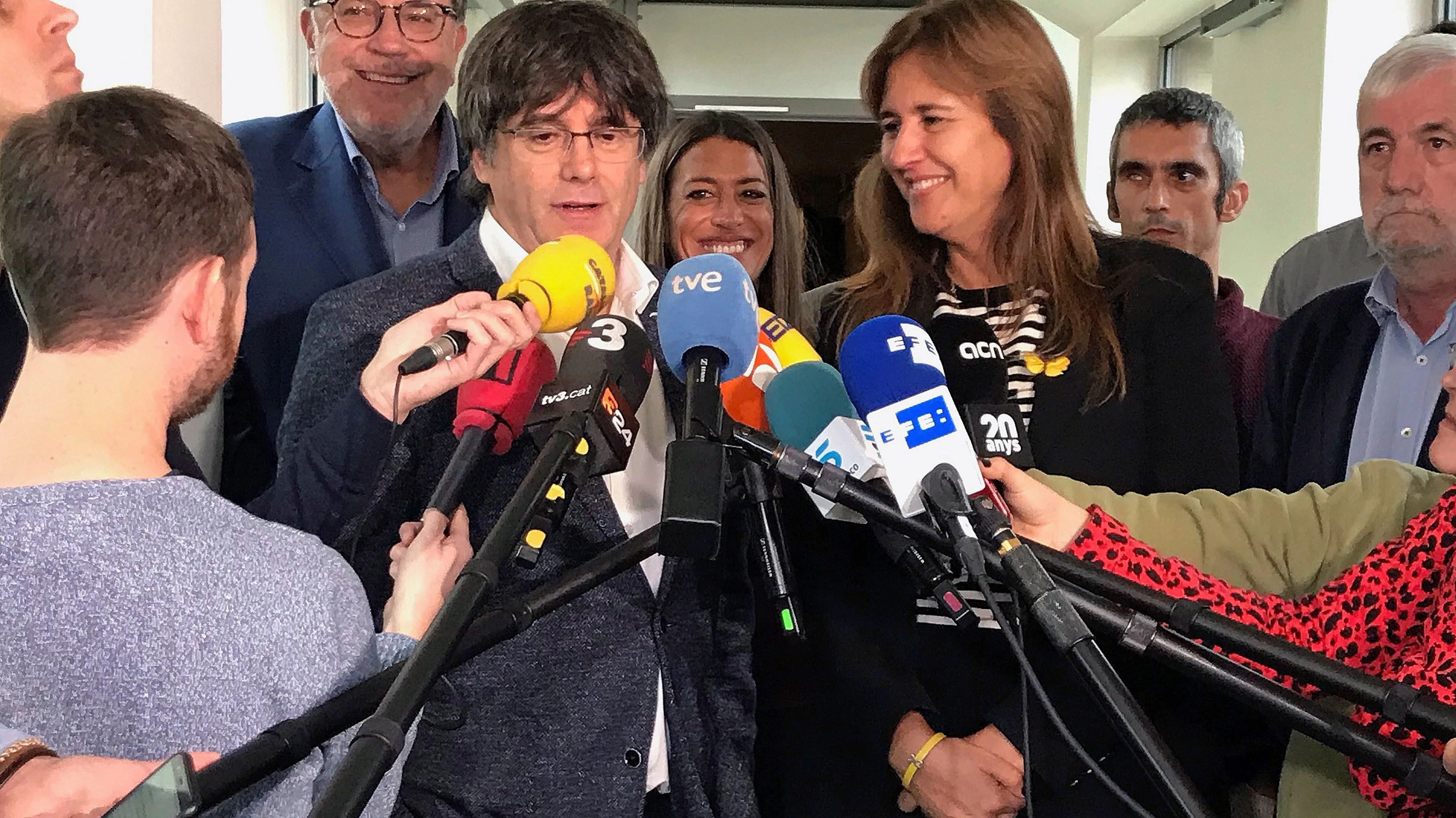 Puigdemont atendiendo a los medios de comunicación. 