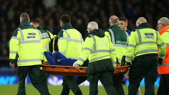 André Gomes, retirado en camilla André Gomes, retirado en camilla