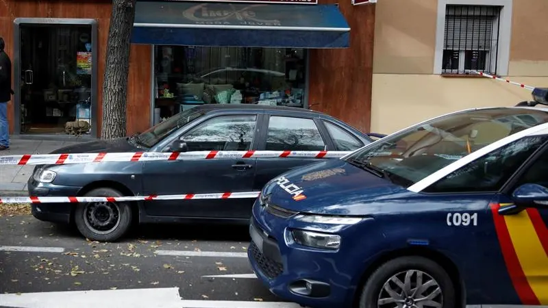 Coches de la policía nacional a las puertas del establecimiento