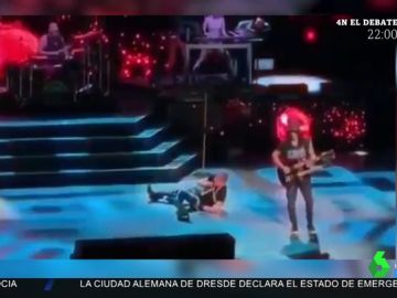 La tremenda caída de Axl Rose de Guns N'Roses en pleno concierto La tremenda caída de Axl Rose de Guns N'Roses en pleno concierto