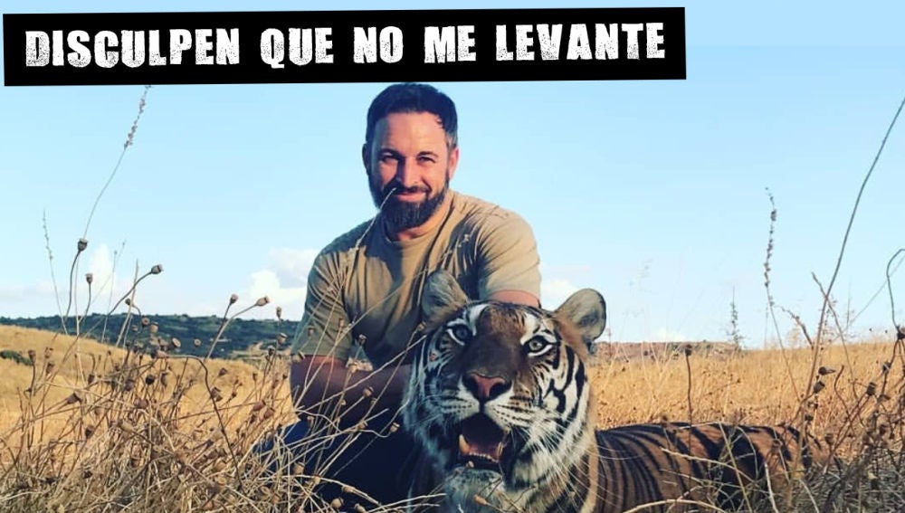 El líder de Vox, Santiago Abascal, con un tigre, su "ayudante" para el debate