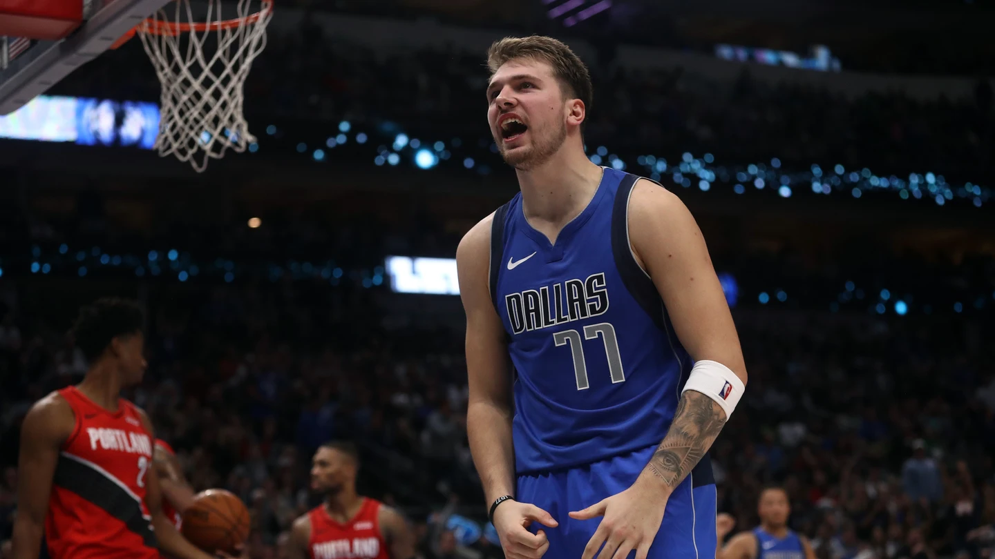 Luka Doncic celebra una canasta Luka Doncic celebra una canasta