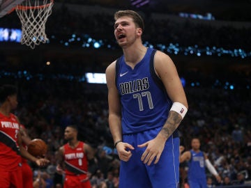 Luka Doncic celebra una canasta Luka Doncic celebra una canasta