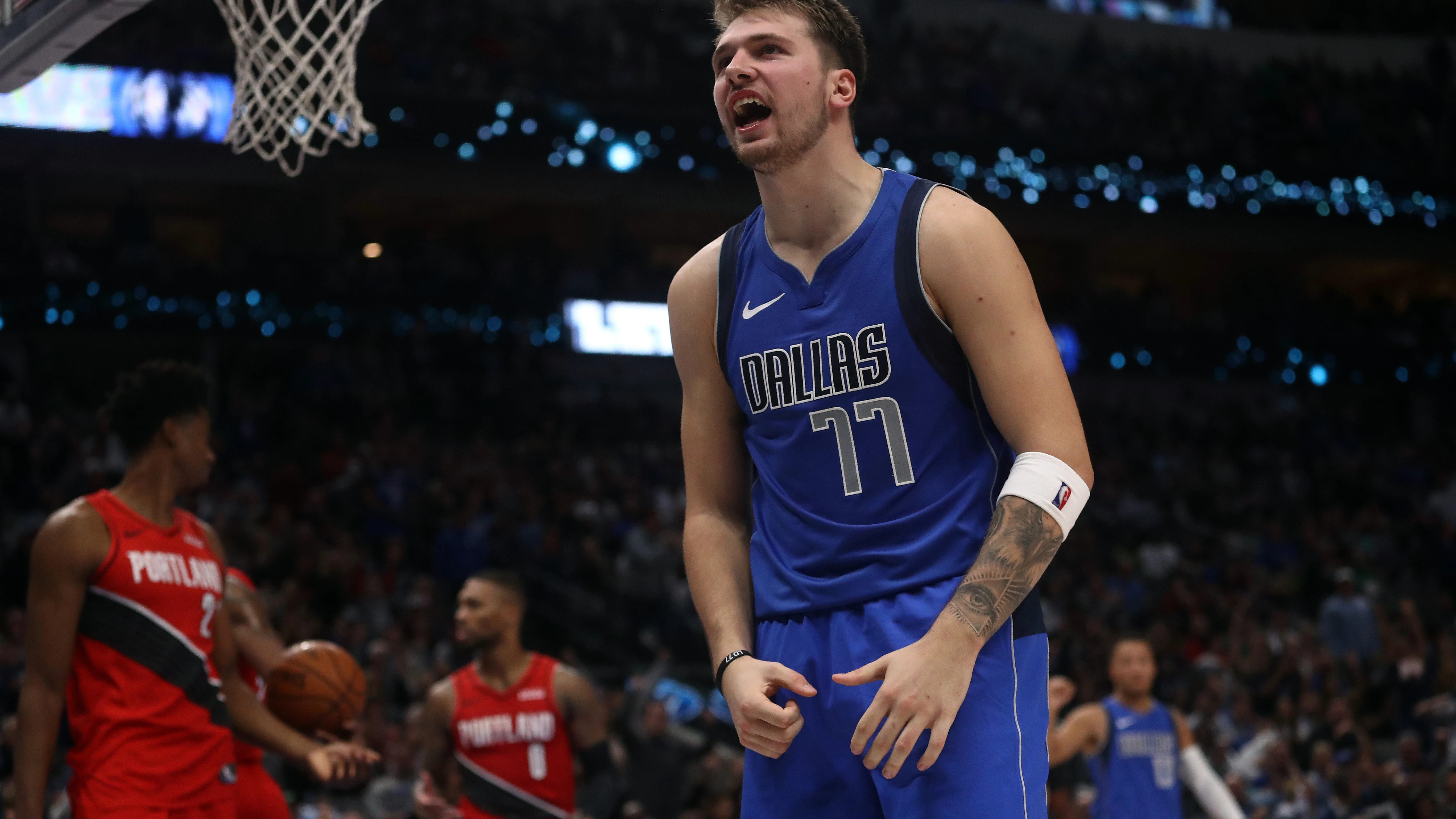 Luka Doncic celebra una canasta