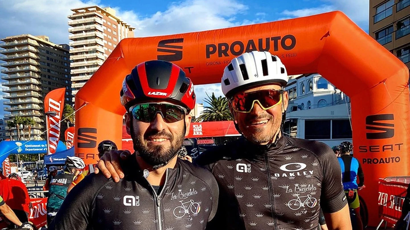 Luis Enrique posa con un participante de la prueba 'Sa Costa Brava' Luis Enrique posa con un participante de la prueba 'Sa Costa Brava'
