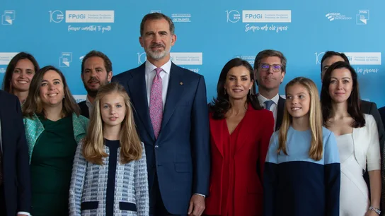 Los reyes, la princesa Leonor y la infanta Sofía posan en los Premios Princesa de Girona Los reyes, la princesa Leonor y la infanta Sofía posan en los Premios Princesa de Girona