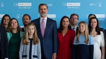Los reyes, la princesa Leonor y la infanta Sofía posan en los Premios Princesa de Girona