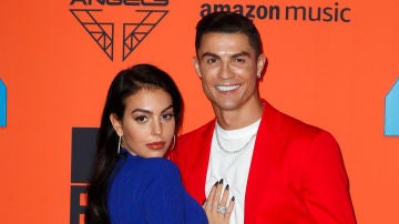 Georgina Rodríguez y Cristiano Ronaldo en la alfombrar roja de los EMAs 2019 