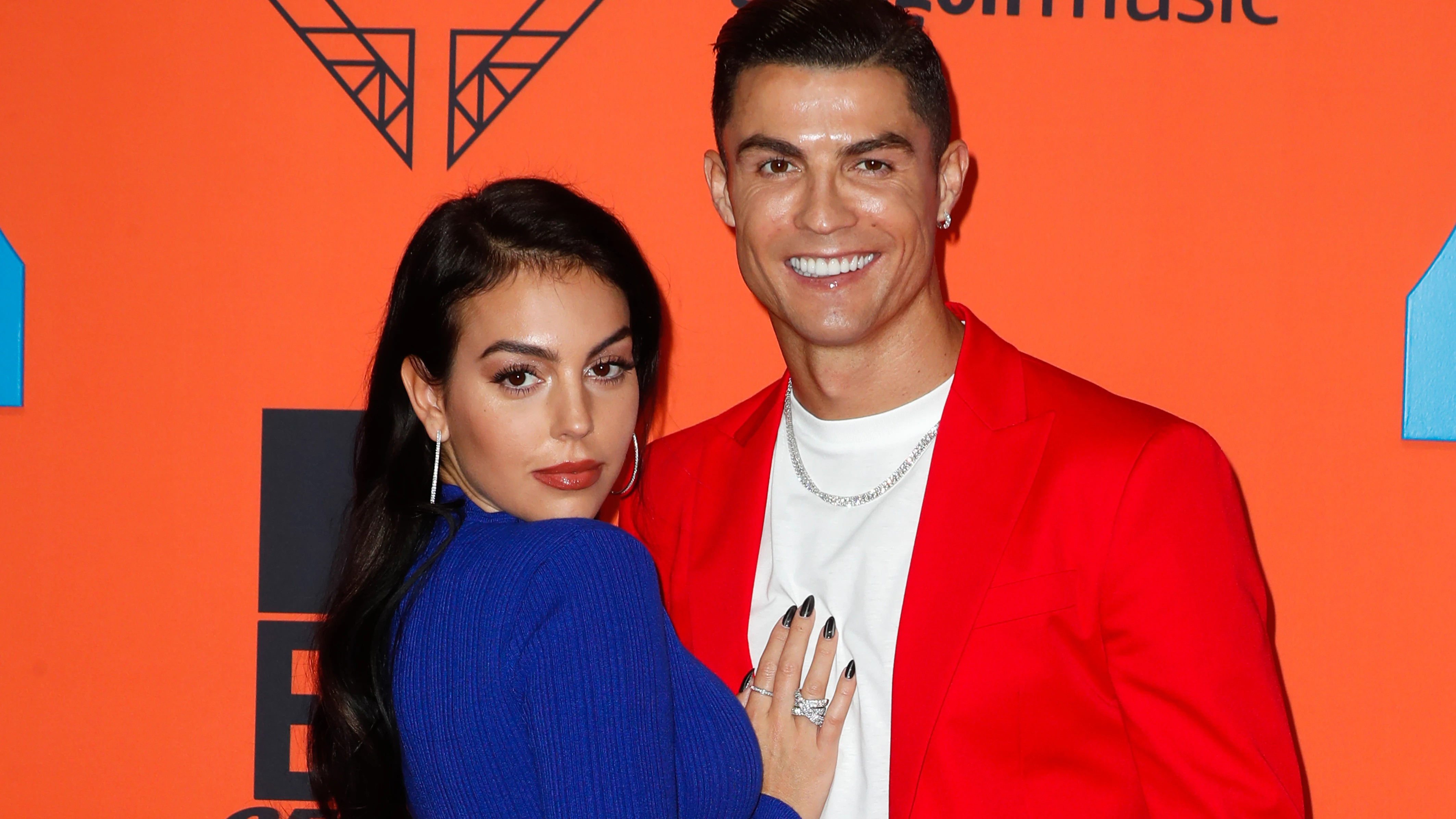 Georgina Rodríguez y Cristiano Ronaldo en la alfombrar roja de los EMAs 2019 