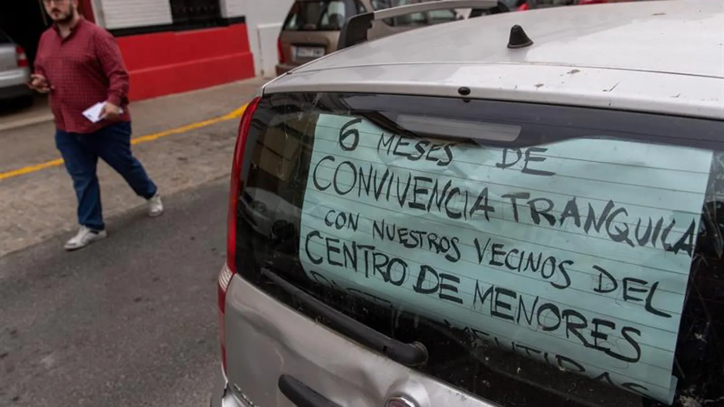 VOX se manifiesta contra la inmigración ilegal frente a un centro de menores VOX se manifiesta contra la inmigración ilegal frente a un centro de menores