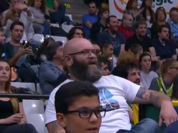 'Helsinki' canta el 'Bella Ciao' en el pabellón del Joventut 'Helsinki' canta el 'Bella Ciao' en el pabellón del Joventut