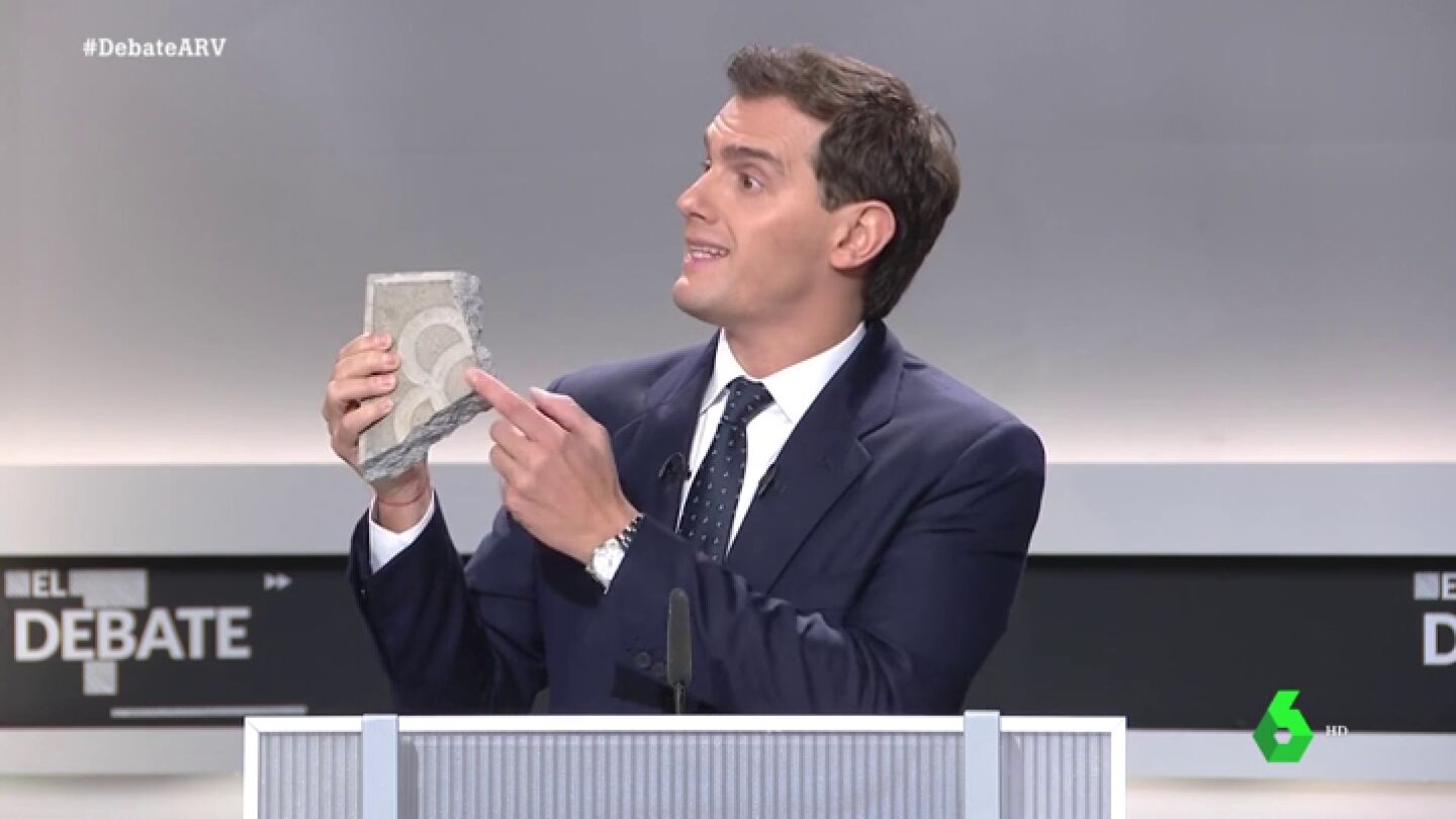 Albert Rivera muestra un adoqu&iacute;n durante el debate electoral: "Esto representa el desorden p&uacute;blico en Catalu&ntilde;a"