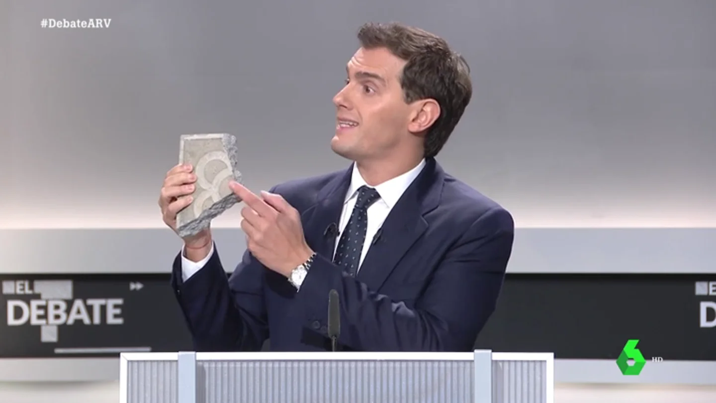 Albert Rivera muestra un adoquín durante el debate electoral: "Esto representa el desorden público en Cataluña" Albert Rivera muestra un adoquín durante el debate electoral: "Esto representa el desorden público en Cataluña"