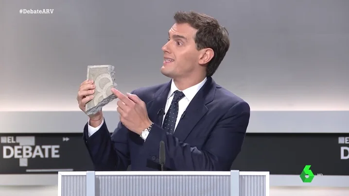 Albert Rivera muestra un adoquín durante el debate electoral: "Esto representa el desorden público en Cataluña"