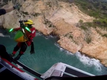 El rescate a vista de helicóptero de las 22 personas atrapadas en una cueva en Xàbia mientras practicaban pádel surf El rescate a vista de helicóptero de las 22 personas atrapadas en una cueva en Xàbia mientras practicaban pádel surf
