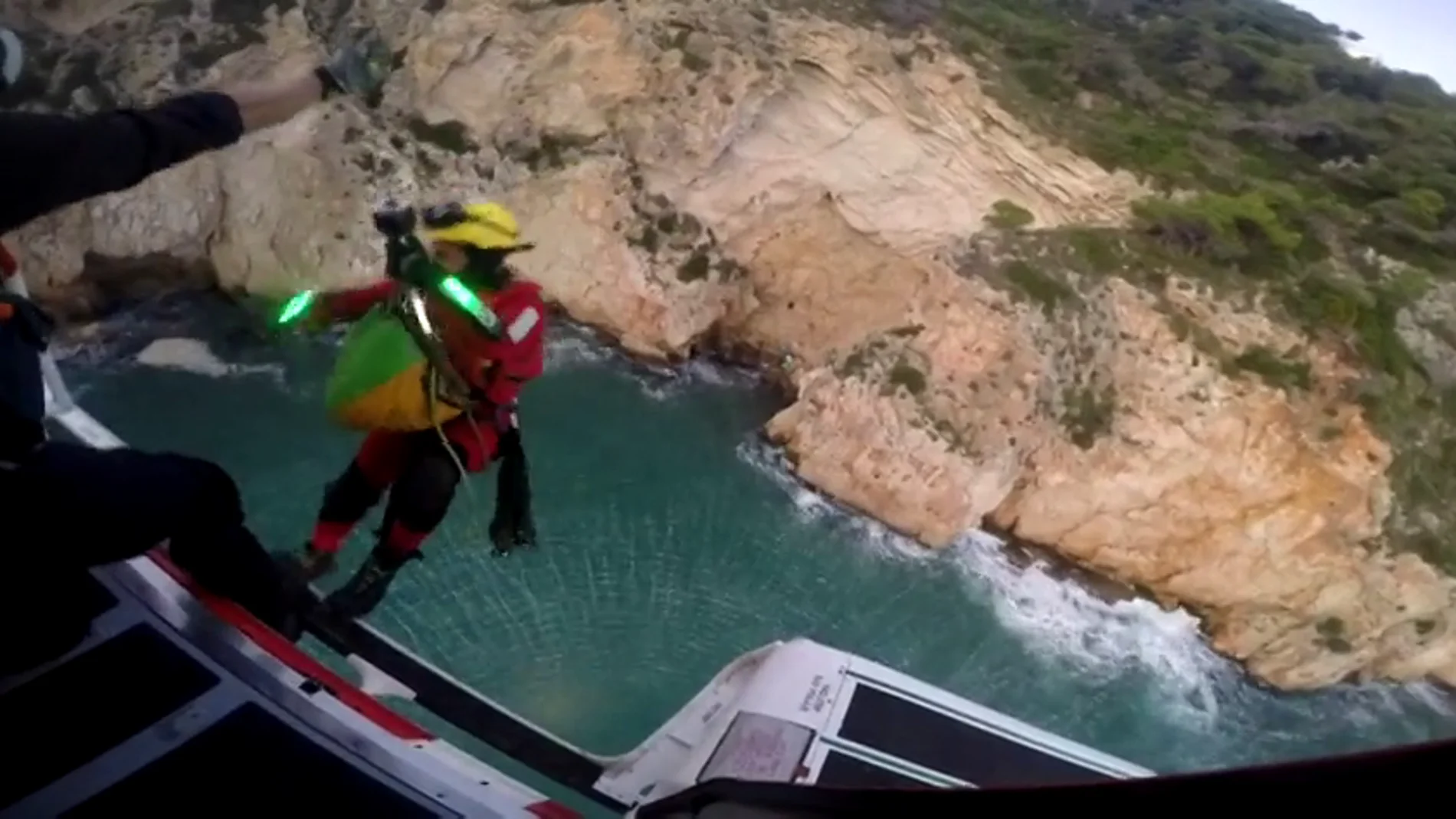 El rescate a vista de helicóptero de las 22 personas atrapadas en una cueva en Xàbia mientras practicaban pádel surf