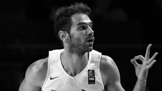 Jos&eacute; Manuel Calder&oacute;n, con su caracter&iacute;stica celebraci&oacute;n del triple