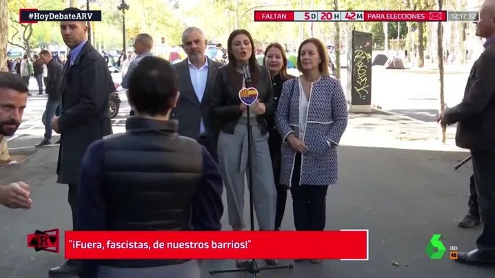 Encontronazo entre miembros de Ciudadanos y los estudiantes acampados en Barcelona: "Fuera, fascistas, de nuestros barrios"