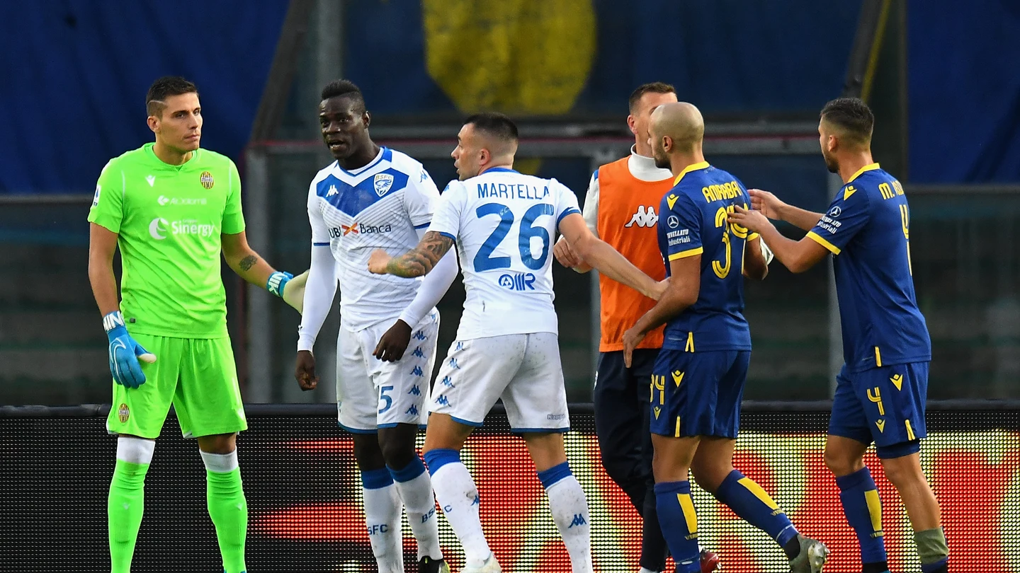Balotelli amenaza con irse del partido contra el Hellas Verona Balotelli amenaza con irse del partido contra el Hellas Verona