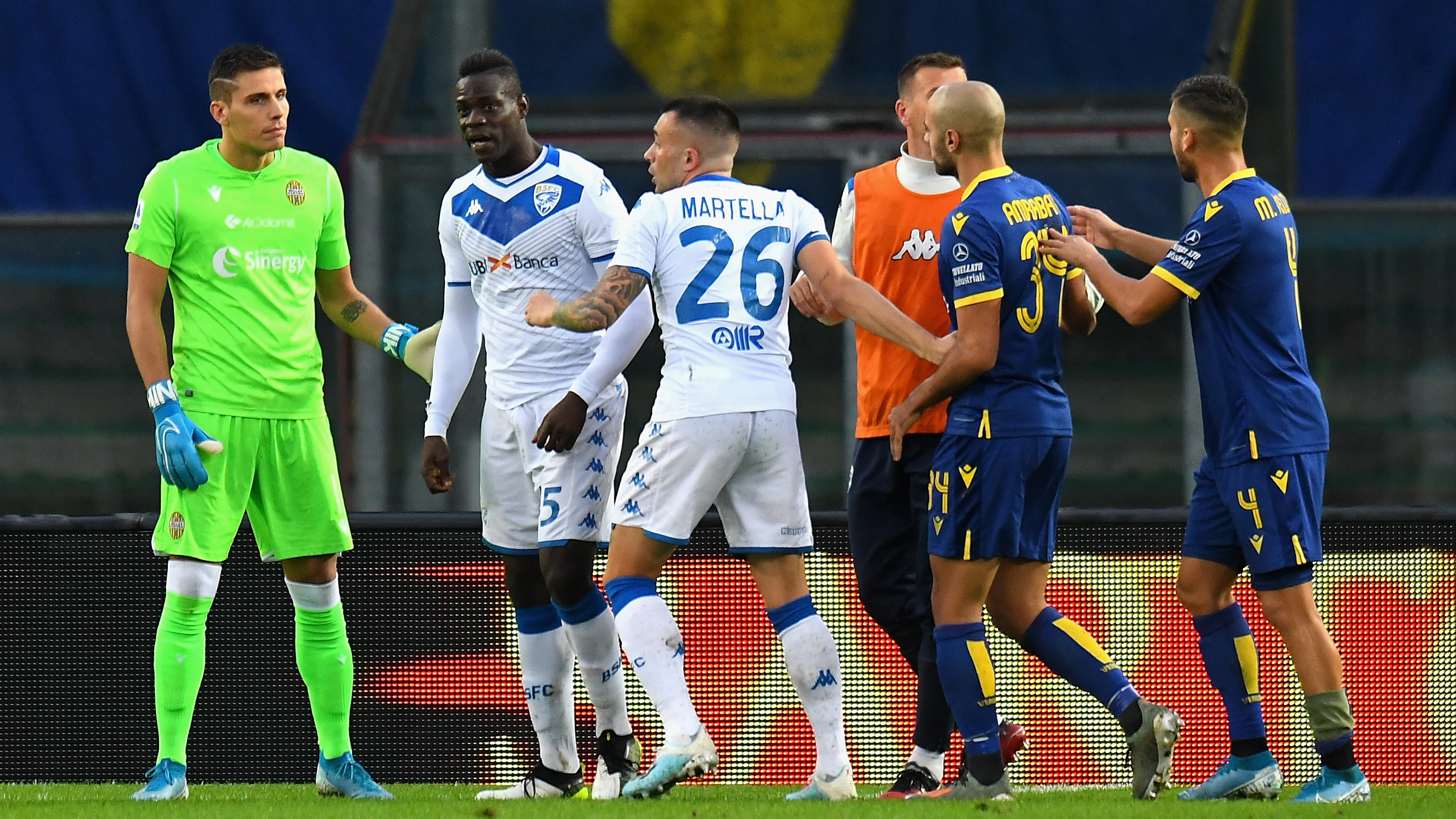 Balotelli amenaza con irse del partido contra el Hellas Verona