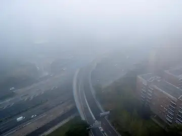 Vista del manto de niebla que cubría el norte de la M-30 de Madrid este martes Vista del manto de niebla que cubría el norte de la M-30 de Madrid este martes
